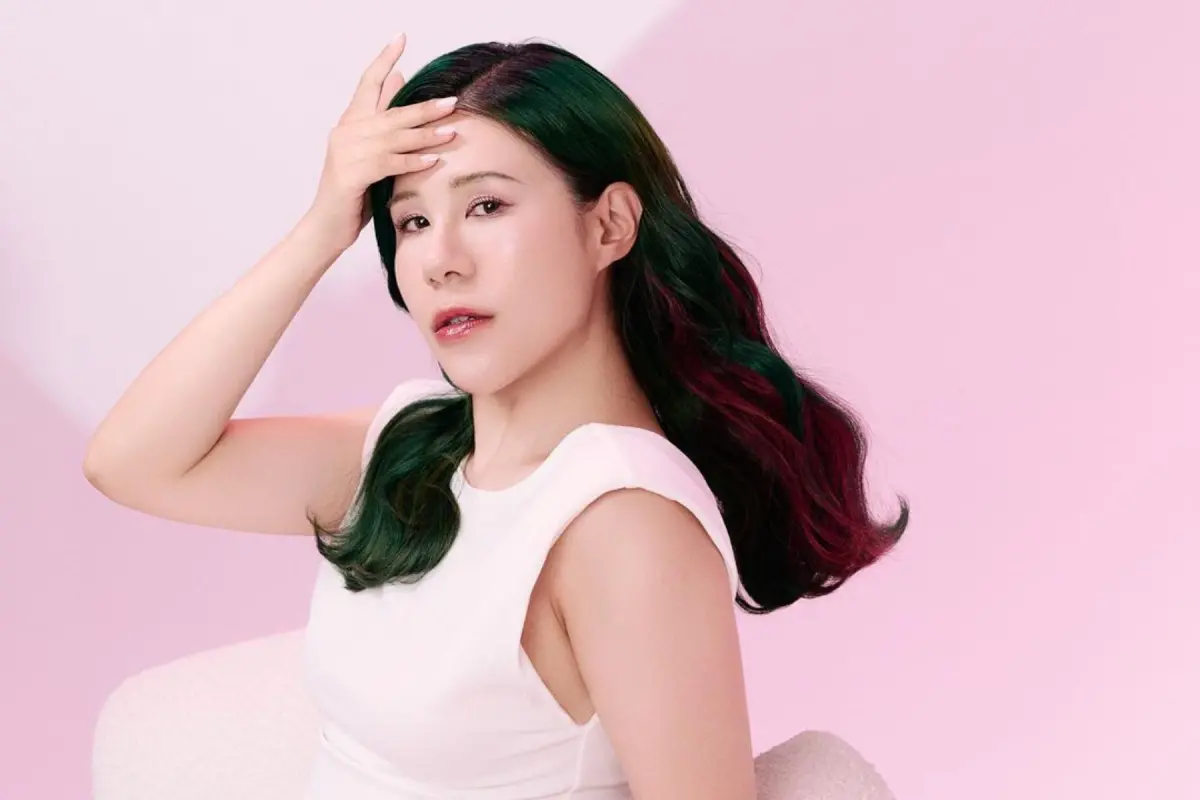 ▲丹妮婊姐宣布結婚卻惹怒媽媽，爸爸在群組傳一張照片，讓她誤會沒對她的婚事做回應。（圖／丹妮婊姐臉書）