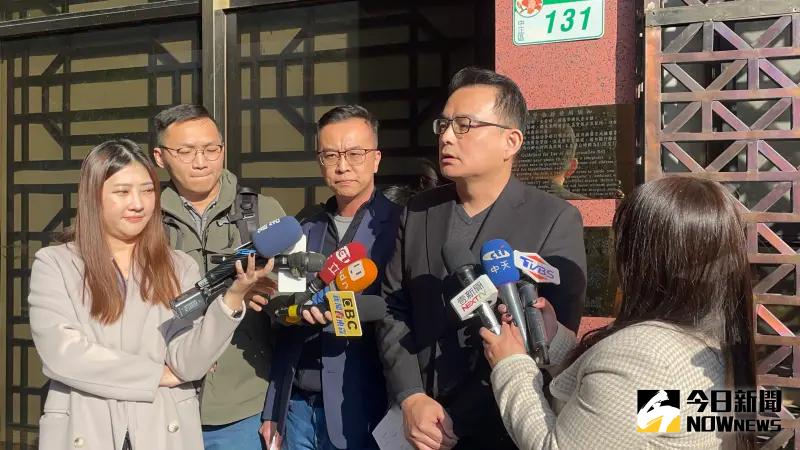 ▲侯友宜競選辦公室發言人黃子哲(左)與律師簡榮宗共同向台北地檢署按鈴提告民眾黨不分區立委候選人黃國昌涉嫌誣告及妨害名譽(圖/記者潘千詩攝,2024.01.11)