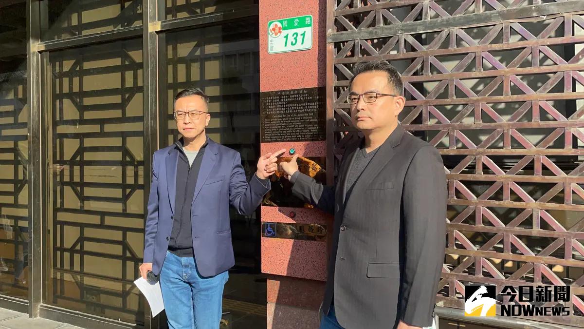 ▲侯友宜競選辦公室發言人黃子哲（左）與律師簡榮宗共同向台北地檢署按鈴提告民眾黨不分區立委候選人黃國昌涉嫌誣告及妨害名譽（圖／記者潘千詩攝，2024.01.11）