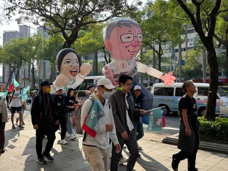 ▲英國《衛報》今(12)日稱這次台灣大選是自1996年首次民選總統以來最受矚目的一次,選前充滿了喧鬧的競選活動,台灣選民「混亂且自豪地」擁抱民主進程。圖為選民扛著支持候選人的充氣娃娃。(圖/記者徐筱晴攝)