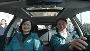 《在路上》玩二創!交出鑰匙後台中換車 蔡英文秒變身蔡教授 ▲蔡英文拍片推薦江肇國,呼籲大家「讓準備好的人進國會」。(圖/江肇國競總提供,2024.01.12)
