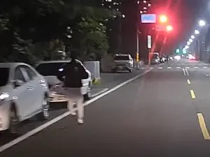 ▲黃男看到警車後慌張奔逃，並趁機將毒品丟到警車下方（圖／台南市警察局第五分局提供）