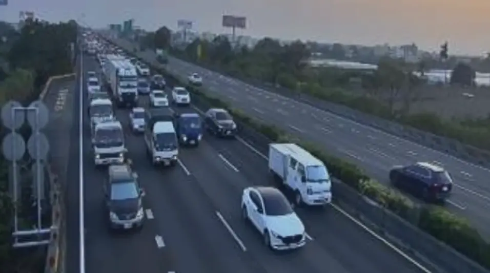 ▲國1北上207公里埔鹽系統段發生6車追撞事故。（圖／翻攝畫面）