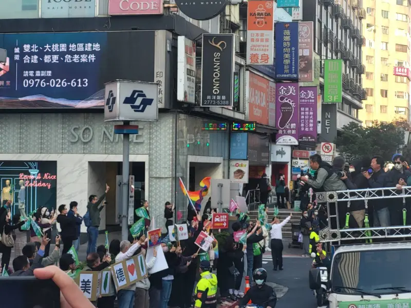 ▲賴清德、蕭美琴下午合體進行車掃，支持者揮舞旗幟。（圖／記者陳佩君攝，2023.01.12）