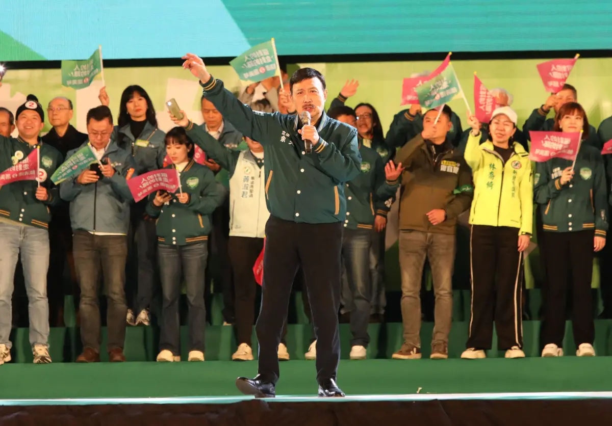 ▲余天出席選前之夜，對於在野黨喊下架民進黨，氣憤爆粗口稱「說下架民進黨那是三小話？」（圖／記者康仲誠攝，2024.01.12）