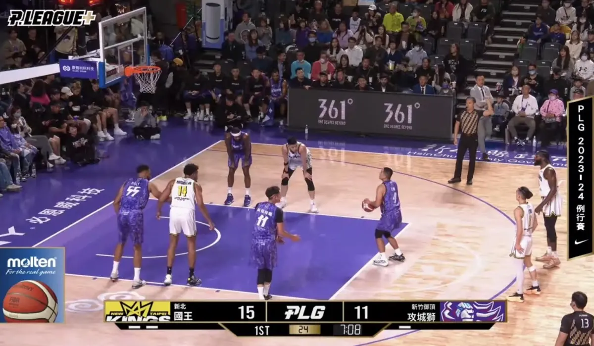 ▲新竹攻城獅碰上新北國王，現場湧入7,124人，寫下平日例行賽新高紀錄，未料第一節就出現烏龍。（圖／擷取自PLG直播影片提供）