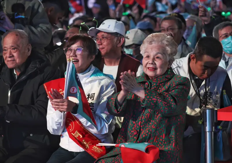 ▲柯爸、柯媽、柯美蘭現身力挺柯文哲。(圖/記者陳明中攝,2024.01.12)