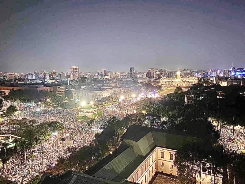 ▲柯文哲凱道選前之夜喊破30萬人，現場更擠滿如同「聖十字」的人潮。（圖／民眾黨提供）
