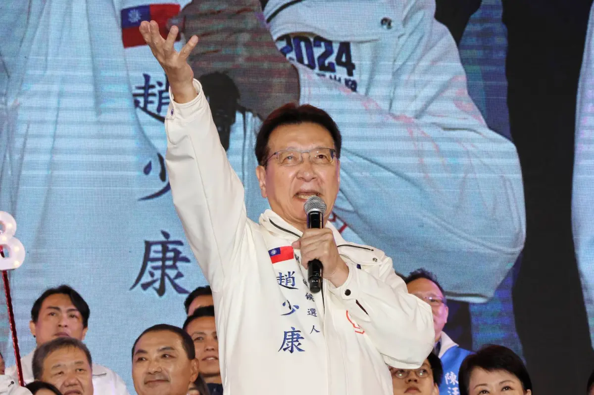 ▲稍早國民黨副總統候選人趙少康在台北市長蔣萬安陪同下，前往大安國中投票。（圖／記者葉志明攝，2024.01.12）