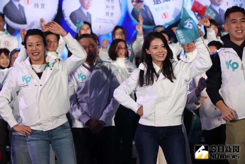 ▲民眾黨選前之夜,總統候選人柯文哲副手吳欣盈等人大跳炸裂舞,但柯文哲不為所動。(圖/記者陳明中攝,2024.01.12)