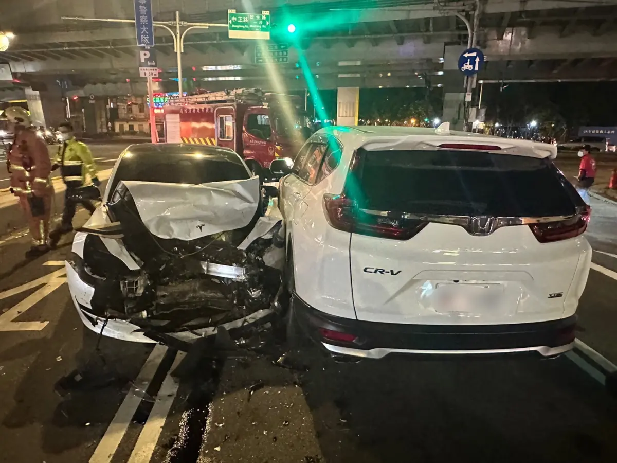 ▲中和區12日晚間發生一起特斯拉撞3汽車、2機車車禍事故。（圖／翻攝畫面）