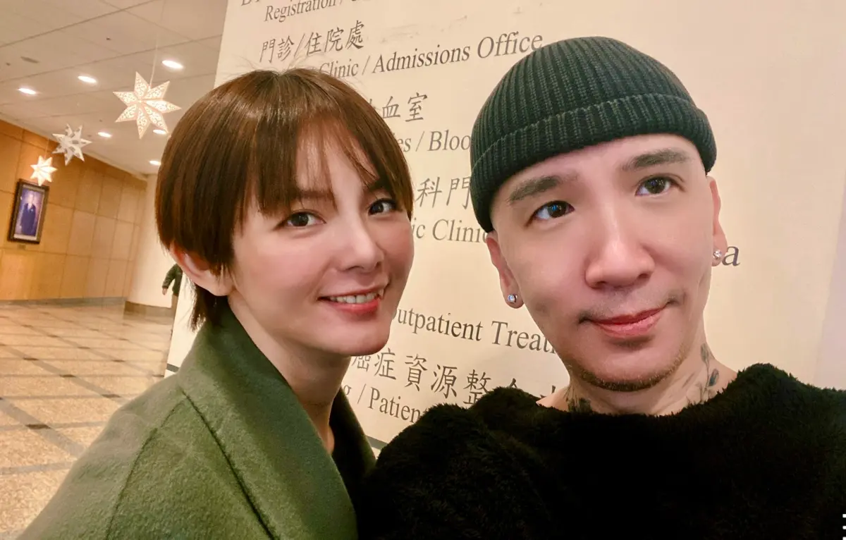 ▲作家H（右）求婚才將近1個月，小倆口數度發生爭執，讓他崩潰直呼：「老天爺別再測試我們」。（圖／叫我H就好臉書）