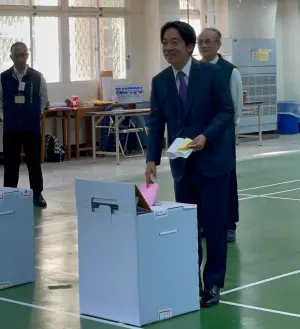 ▲民進黨候選人賴清德今早前往台南市安平國中投票。（圖／記者楊智傑攝）