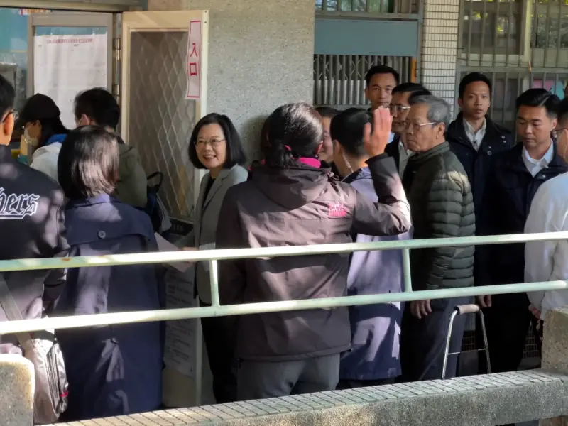 ▲總統蔡英文到新北市永和秀朗國小投票，也親切地與民眾打招呼。（圖／記者陳建彰攝，2024.01.13）