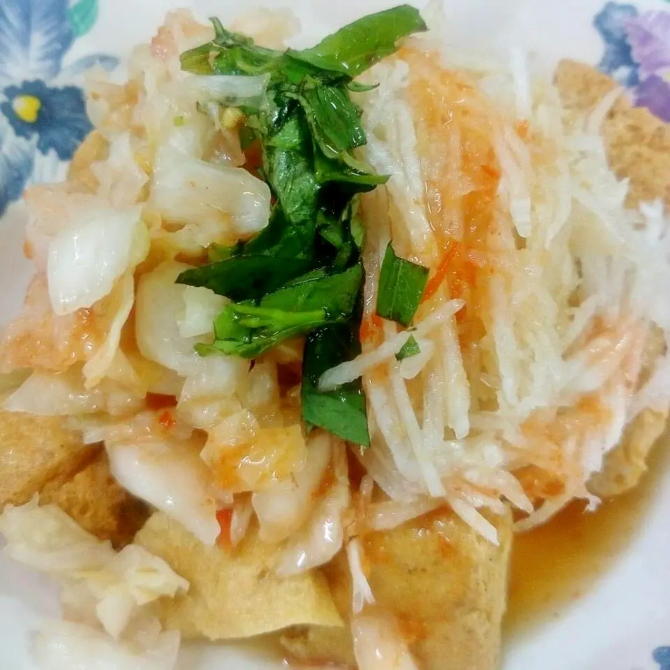 ▲被網友封為到花蓮必吃的美食「玉里橋頭臭豆腐」，即日起到2月7日，於台北市中山商圈開設快閃店，其臭豆腐特色是需炸三遍，並配上大量泡菜、蘿蔔絲。（圖／取自玉里橋頭臭豆腐臉書）