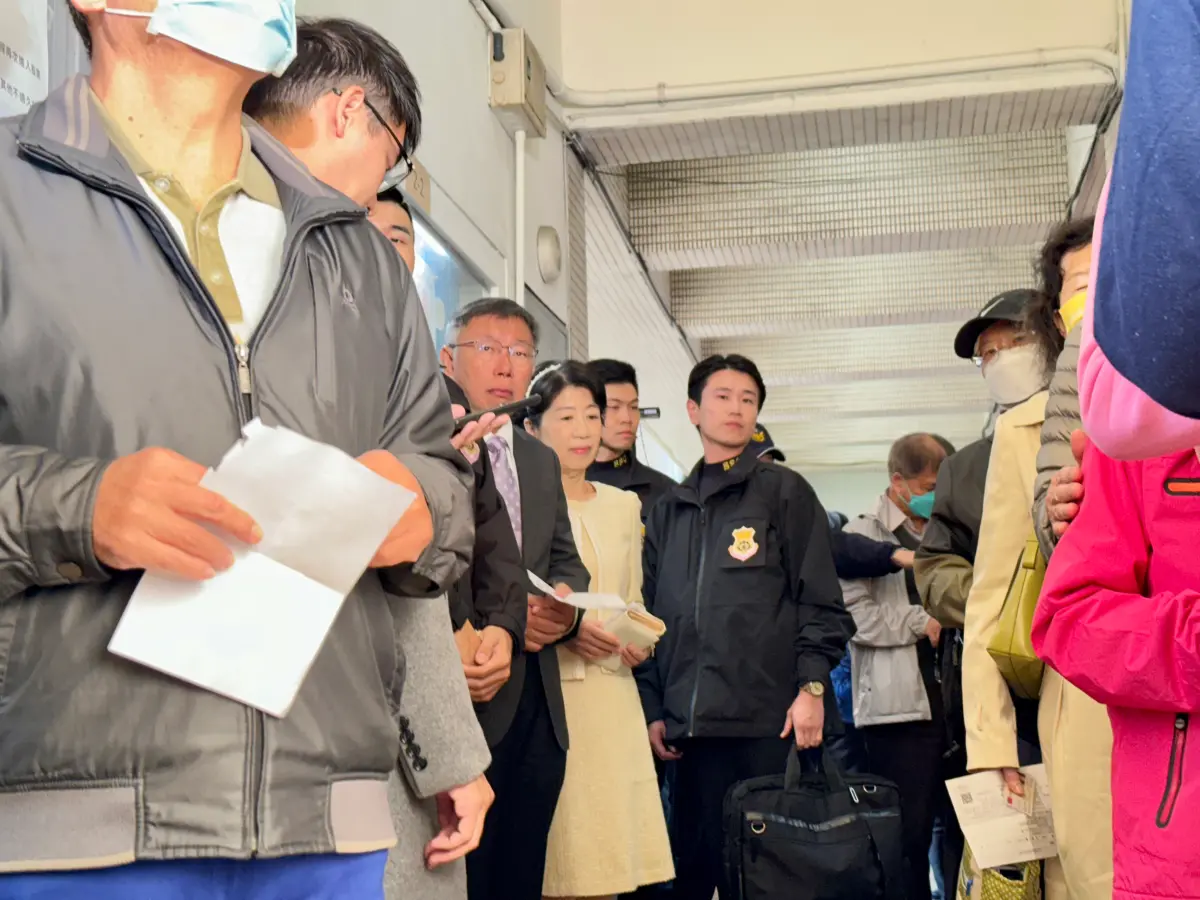 ▲今（13）是投票日，除候選人，不少民眾也緊張的早早前往投票。旅遊達人貼出一張飛台北的班機被備註「請放鬆」，掀起熱議。（圖／記者周淑萍攝）