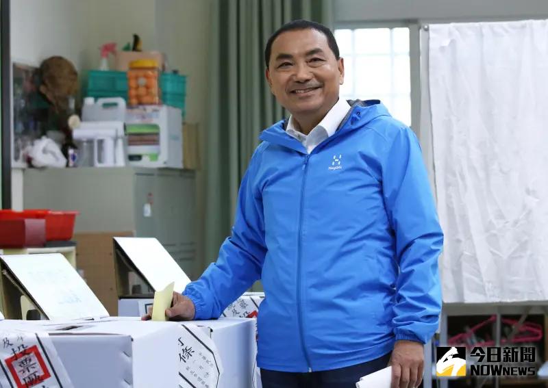 ▲國民黨總統候選人侯友宜今（13）天上午10:14前後完成投票，臉上笑容不減分毫。（圖／記者朱永強攝）