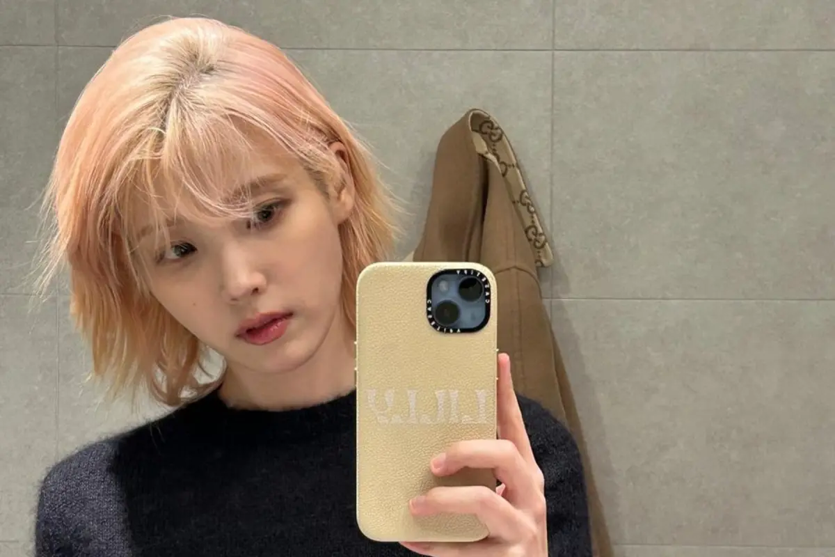 ▲IU近日現身機場時，被捕捉到收下粉絲送的「台灣國民零食」，網友笑稱要為她改吃巧克力口味的。（圖／IU IG）