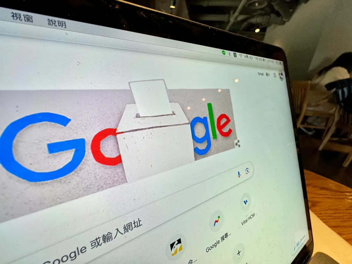▲今（13）天是投票日，Google首頁上的Doodle塗鴉也接地氣的改為「投票」圖案，且加入超連結，點擊後即可獲得選舉相關訊息。（圖／記者周淑萍攝）