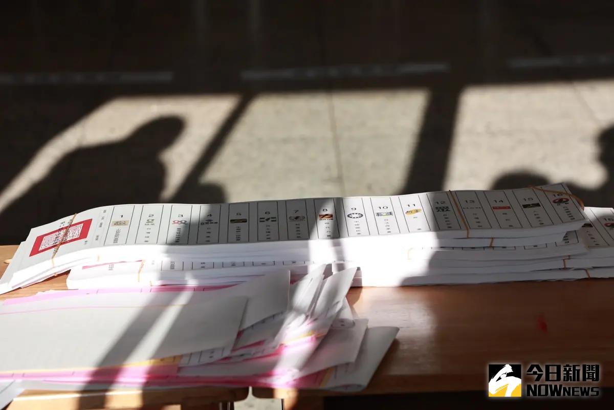 ▲台北市大直國小投開票所，有民眾發現領到的政黨選票是「雙面印製」，選務人員隨即展開清查。（示意圖／NOWnews攝影中心）