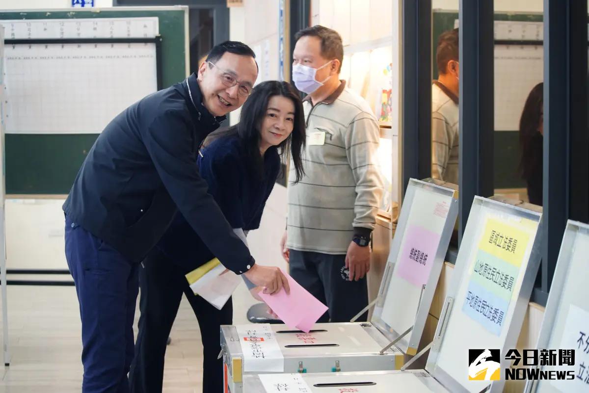 ▲朱立倫上午10點半偕夫人高婉倩一同來到桃園市八德區的投開票所投票。（圖／記者李春台攝，2024.01.13）