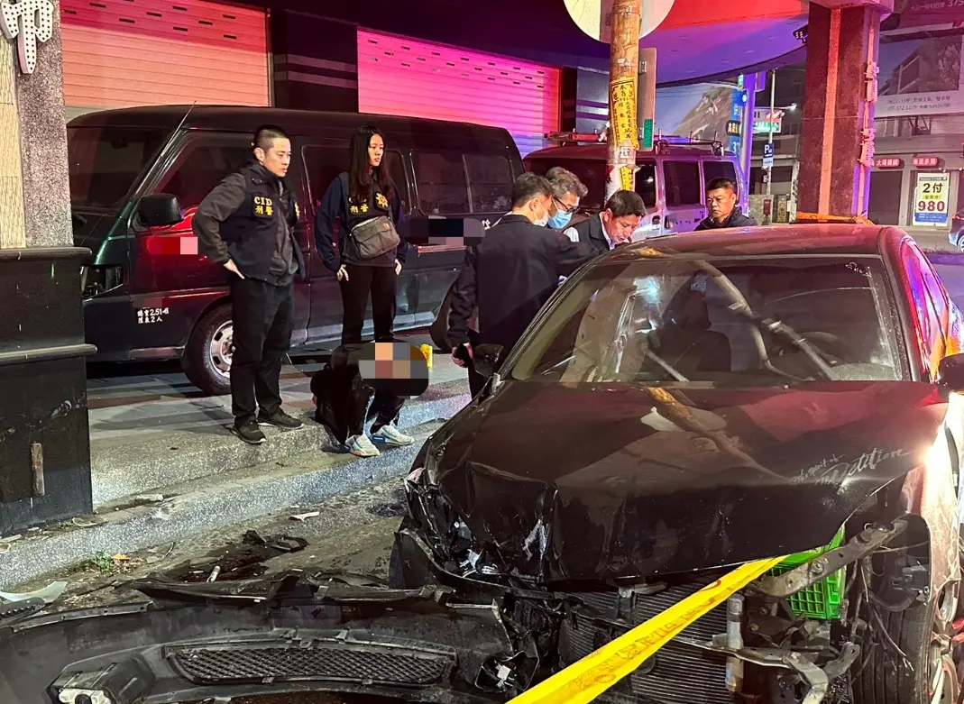 ▲高雄市區今天凌晨發生一起飛車追逐事件。（圖／翻攝畫面）