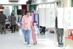 帶女兒「小愛」一起投票！基隆市長謝國樑：讓小孩見證台灣民主

