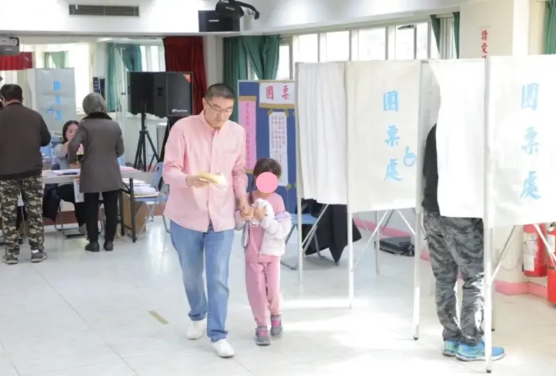▲13日上午，基隆市長謝國樑於帶著女兒「小愛」一起來投票，他表示，希望女兒可以體驗台灣民主，也呼籲民眾踴躍來投票。（圖／翻攝畫面）