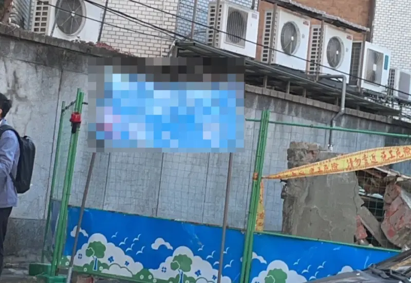 ▲立委候選人鍾小平的競選布條，懸掛在投開票所附近，對此，台北市選委會表示，已要求環保局到場拆除，若確定違反《選罷法》則將依法開罰。（圖／民眾提供）