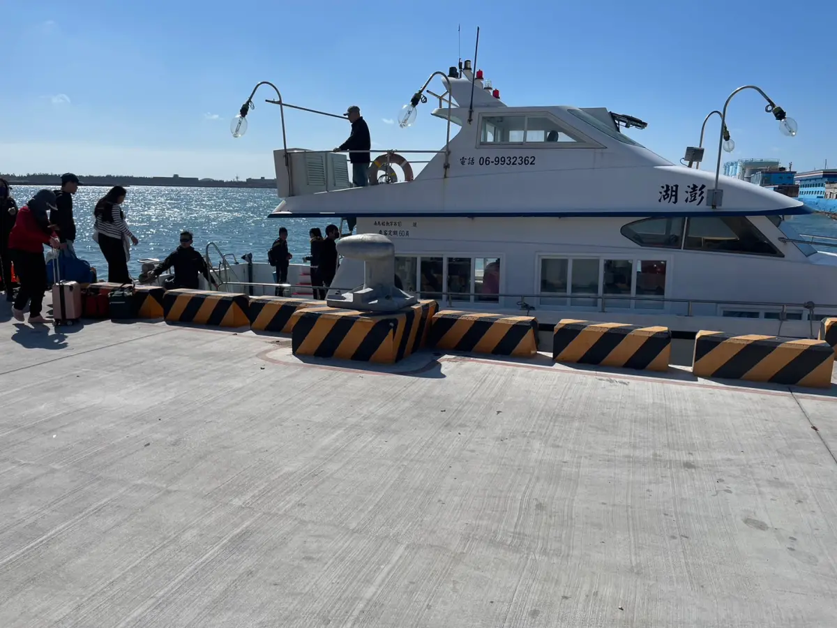 ▲受丹娜絲颱風影響，交通部統計，截至今（6）日上午10時止，在航空部分，國內線取消258架次、延誤2架次，國際暨兩岸航線取消49架次，在船班部分，今日共有14航線，計145航次停航。（圖／交通部航港局提供）