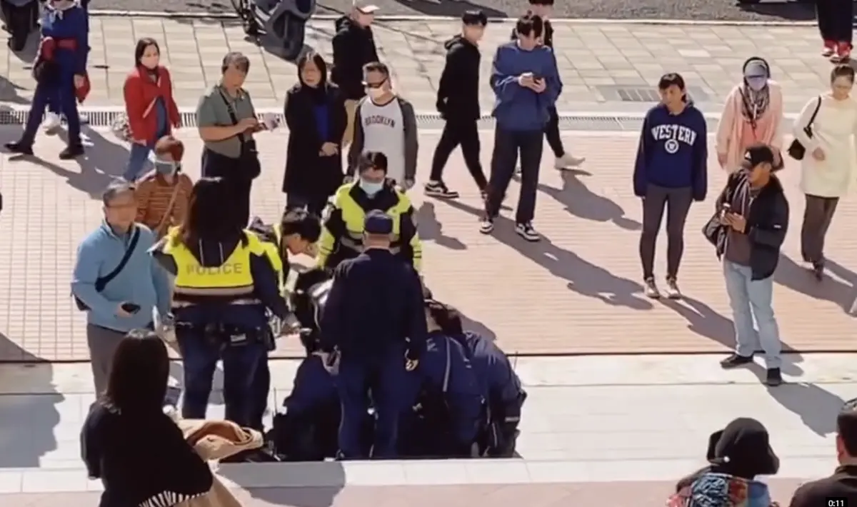 ▲警方勸說無果，最終只能將楊男壓制帶回。（圖／翻攝臉書細說淡水）