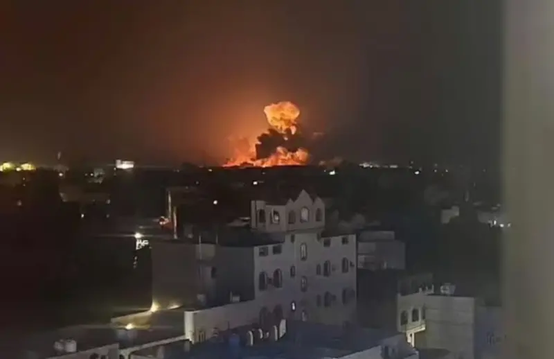 ▲英美聯軍12日起，不只一次空襲葉門胡塞組織的多處軍事基地，葉門首都沙那爆炸聲四起。（圖／翻攝自天空新聞）