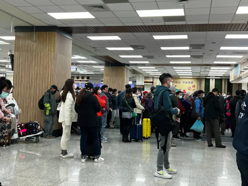 ▲大批金門民眾在松山機場等待加班機，返鄉投票。（圖／翻攝自陳玉珍臉書）