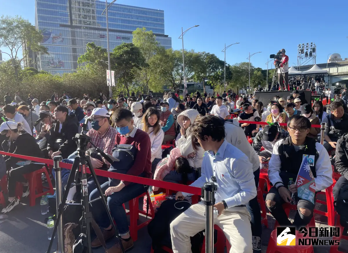 ▲柯文哲競選總部前方，還不到4點，已經有超過200名支持者聚集（圖／記者潘千詩攝，2024.01.13）