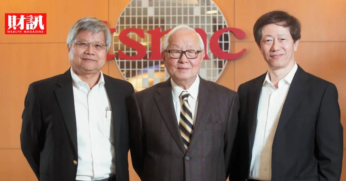 ▲台積電創辦人張忠謀（中）2018年以雙首長制傳承，將董事長棒子交給劉德音（右），魏哲家（左）出任總裁，2024年將進入魏哲家任董事長兼總裁的新階段。（圖／財訊雙週刊）