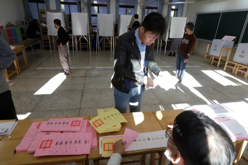 ▲台灣2024總統及立法委員選舉今（13）日進行投票，投票結果全球關注，多家外媒像是《BBC》、《彭博社》都開啟不斷更新版面，實時同步跟進台灣的開票進度。（圖／美聯社／達志影像）