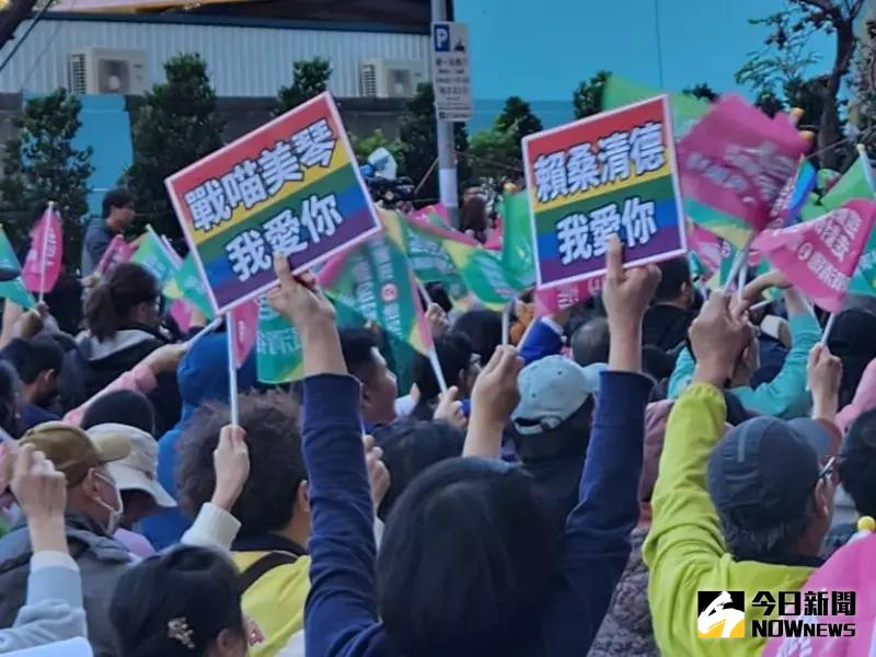 ▲賴蕭配支持者舉著「戰喵美琴我愛你」、「賴桑清德我愛你」牌子，相當吸睛。（圖／記者李琦瑋攝，2024.01.13）