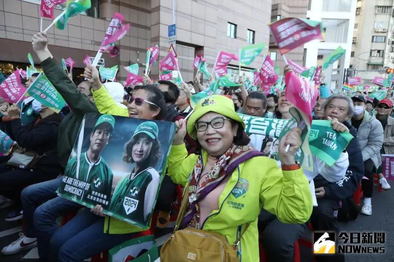 ▲綠營支持者聚集賴清德競選總部。（圖／記者康仲誠攝，2024.01.13）