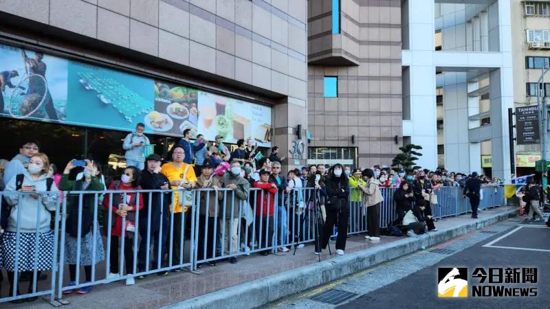 ▲許多民眾無法進場，只能聚集路旁人行道。（圖／記者李琦瑋攝，2024.01.13）