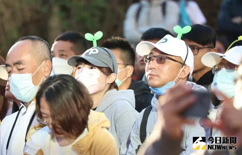 ▲柯文哲競選總部支持者聚集，神情緊張。（圖／記者陳明中攝，2024.01.13）