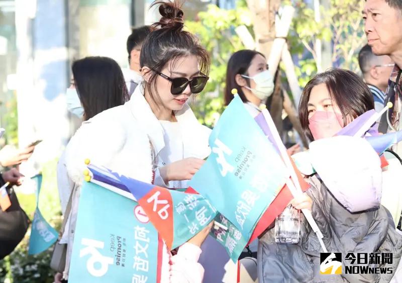 ▲柯文哲競選總部支持者慢慢聚集。（圖／記者陳明中攝，2024.01.13）