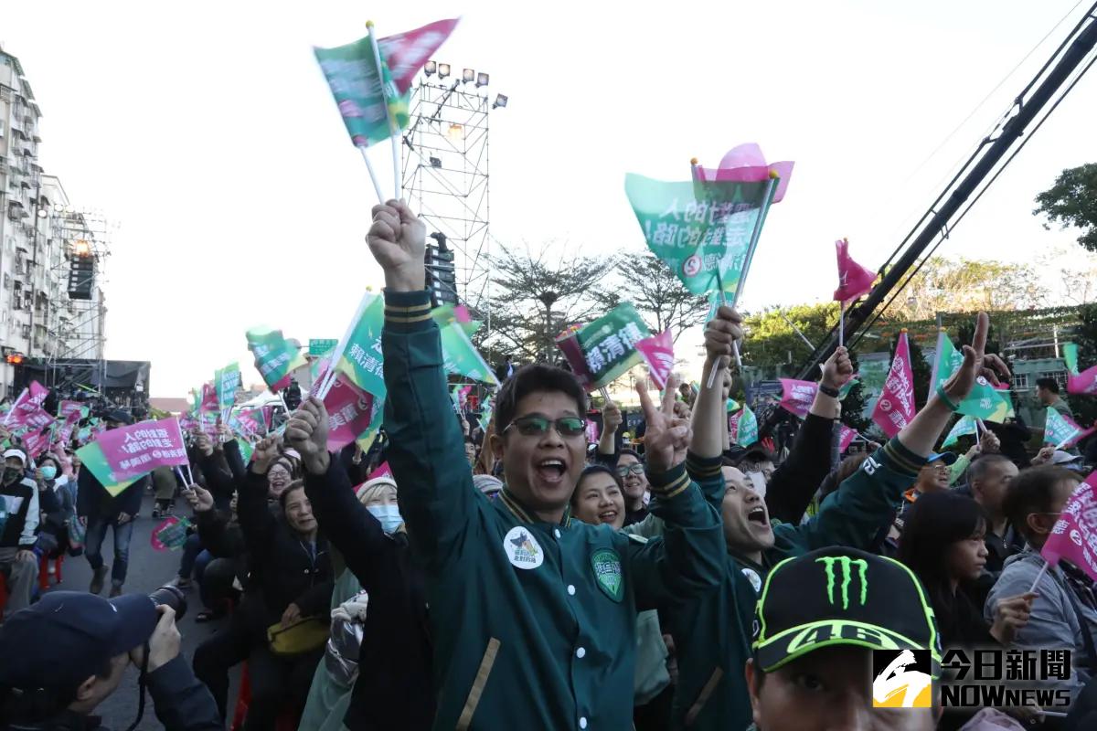 ▲2024總統大選開票，民進黨總統候選人賴清德一路領先，支持者聚集競總前興奮搖旗。（圖／記者康仲誠攝，2024.01.13）