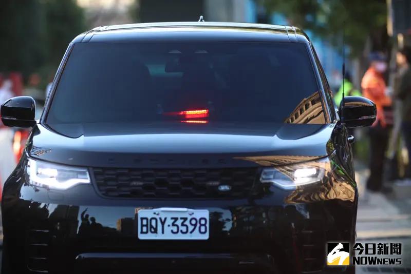 ▲柯文哲坐車已經抵達競選總部現場。(圖/記者陳明中攝,2024.01.13)