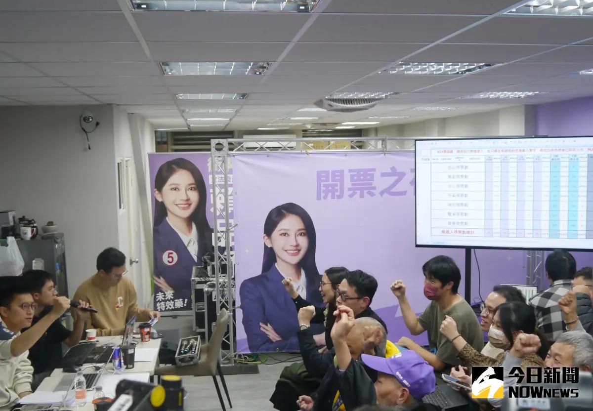 ▲賴品妤汐止競選總部在投票截止前即已湧入人潮，將不是很大的競選總部塞滿。（圖 ／記者吳嘉億攝，2024.01.13）