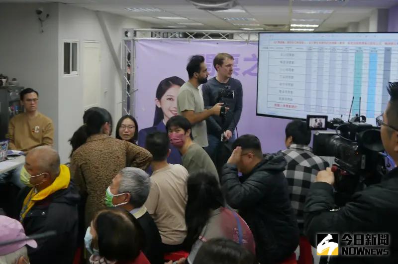 ▲賴品妤汐止競選總部在投票截止前即已湧入人潮，外國媒體也特地前來採訪開票結果。（圖 ／記者吳嘉億攝，2024.01.13）