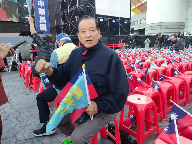 ▲一名從美國返台的張姓支持者表示，儘管這一票非常貴，但仍要回台投下神聖的一票。（圖／記者陳詩雨攝）