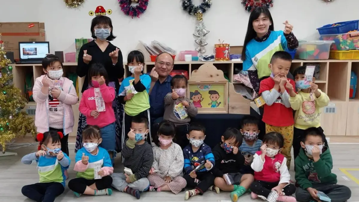 ▲紅豆冰哥哥為六龜區龍興國小幼兒園孩子分享一場別開生面的、來自於日本的「紙芝居（KAMISHIBAI）」故事饗宴。（圖／記者陳美嘉翻攝）