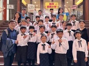 ▲六龜區原住民孩子們的歌聲向來就頗負盛名,牙醫師陳俊志指導的合唱團不僅奪得國內比賽的佳績,更難得的是還受邀出國演出。(圖/記者陳美嘉翻攝) ▲六龜區原住民孩子們的歌聲向來就頗負盛名,牙醫師陳俊志指導的合唱團不僅奪得國內比賽的佳績,更難得的是還受邀出國演出。(圖/記者陳美嘉翻攝)