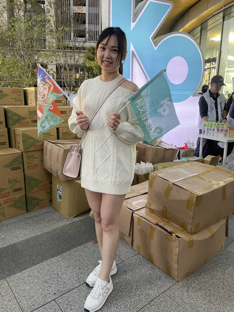 ▲柯文哲競選總部旁,有支持者拿著旗幟拍照。(圖/記者潘千詩攝,2024.01.13)