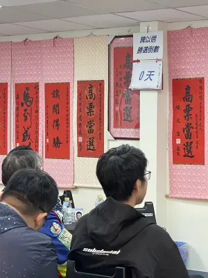 ▲台南六選區立委候選人陳以信支持者聚集在競選總部緊盯開票結果。（圖／記者楊智傑攝）